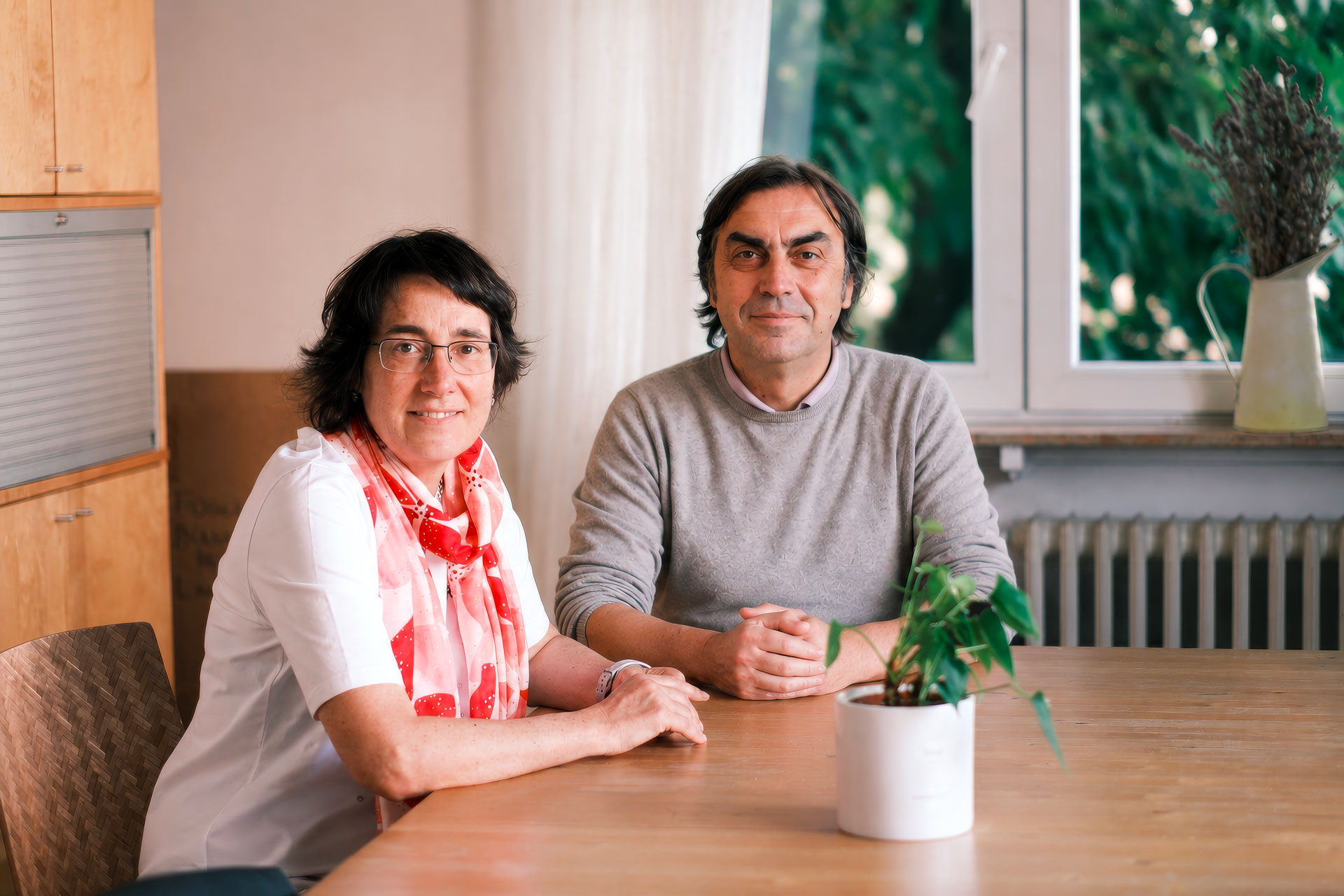 Carolina Soldati ed Emiliano Sampaolo seduti a un tavolo riunioni negli uffici della cooperativa Eureka.
