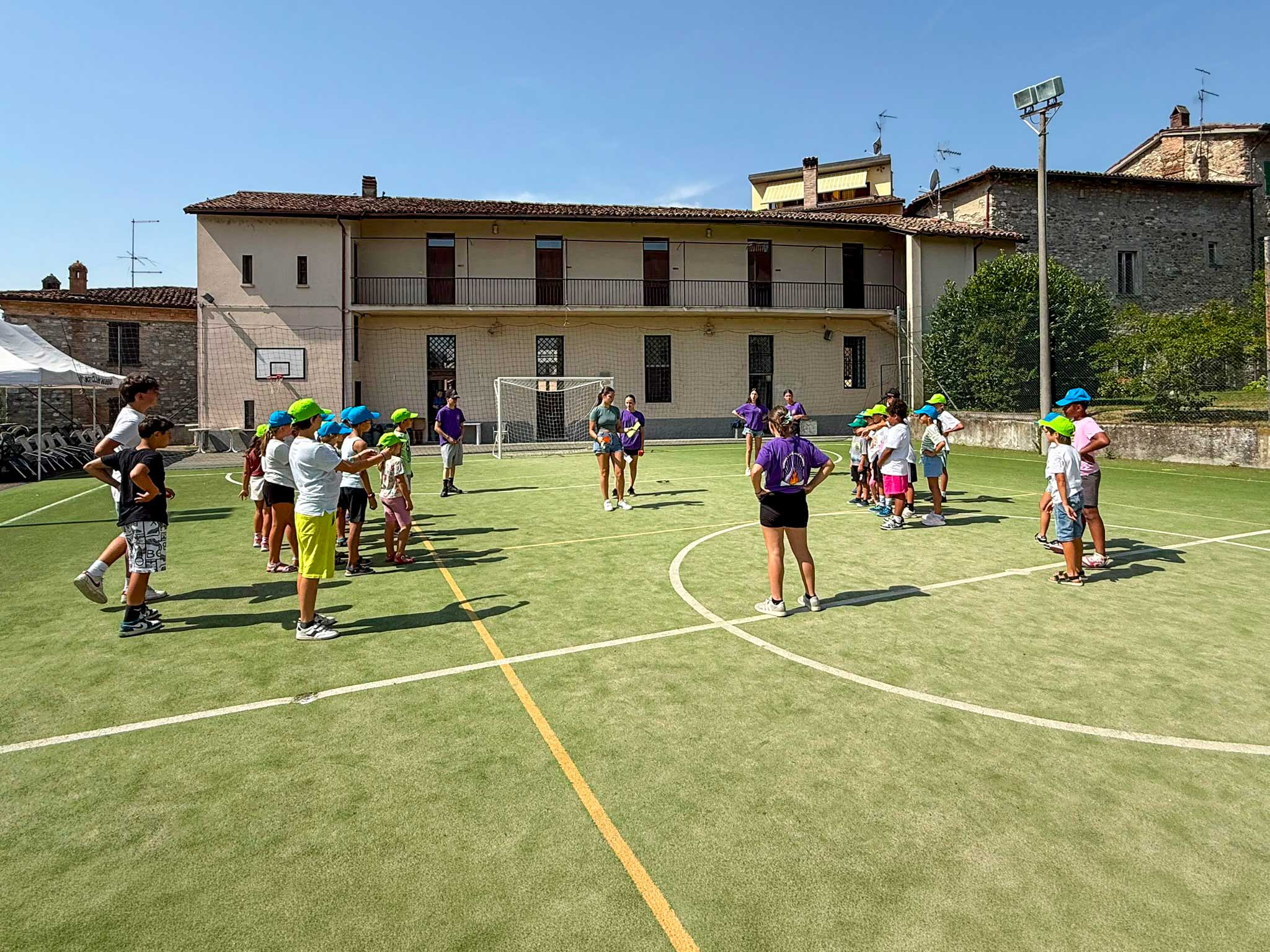 Ragazzi del grest di bobbio durante un'attività ricreativa